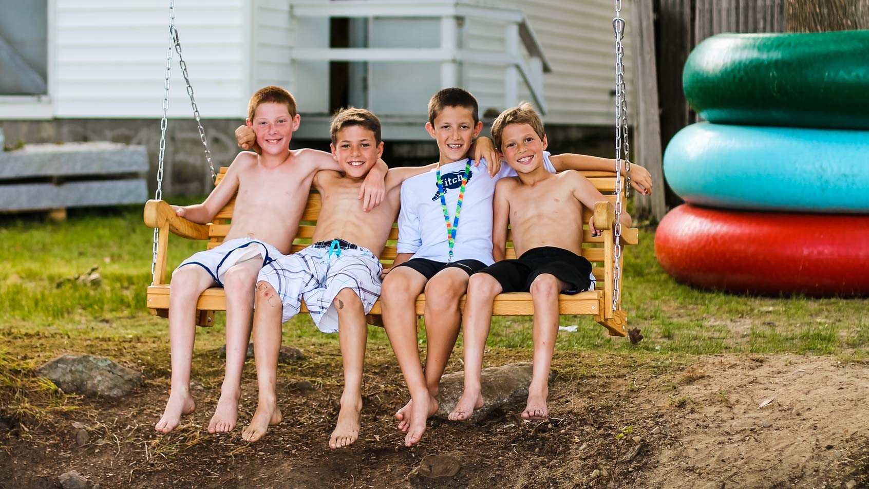 Босой мальчик в автомобиле. Barefoot boys on Trees. Barefoot Camping. Germany barefoot boy. Camping boys